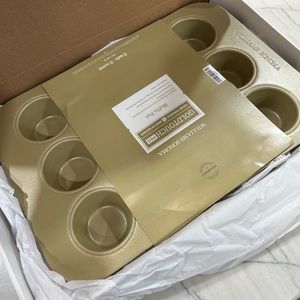 Williams-Sonoma Goldtouch muffin pan